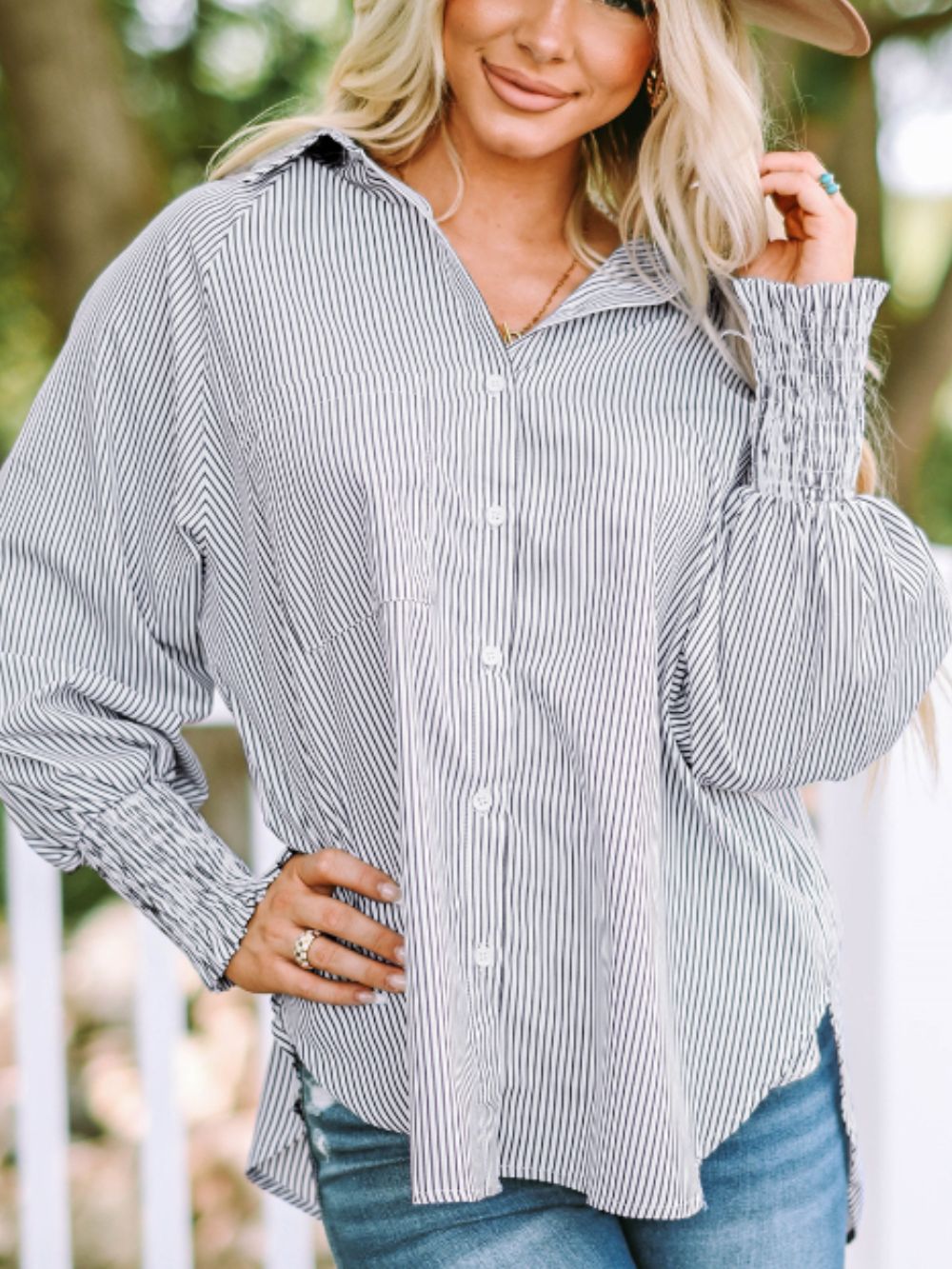 Camisa de rayas con cuello alto y mangas farol