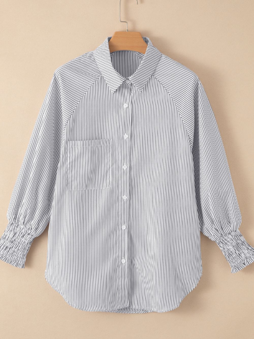 Camisa de rayas con cuello alto y mangas farol