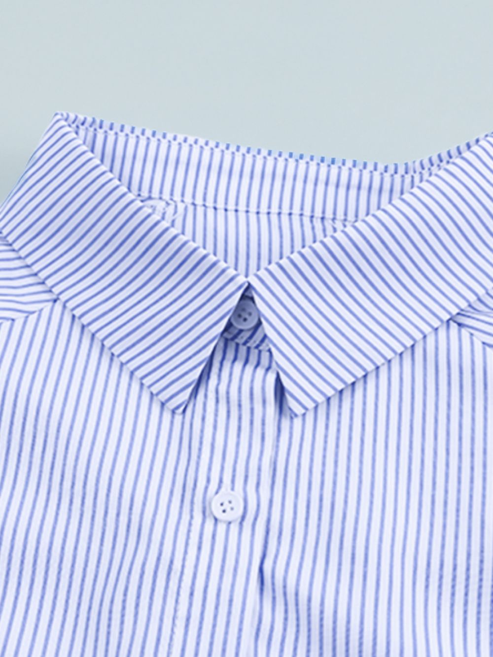 Camisa de rayas con cuello alto y mangas farol