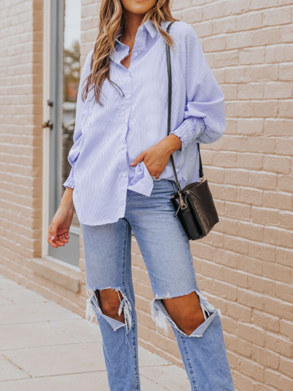 Camisa de rayas con cuello alto y mangas farol