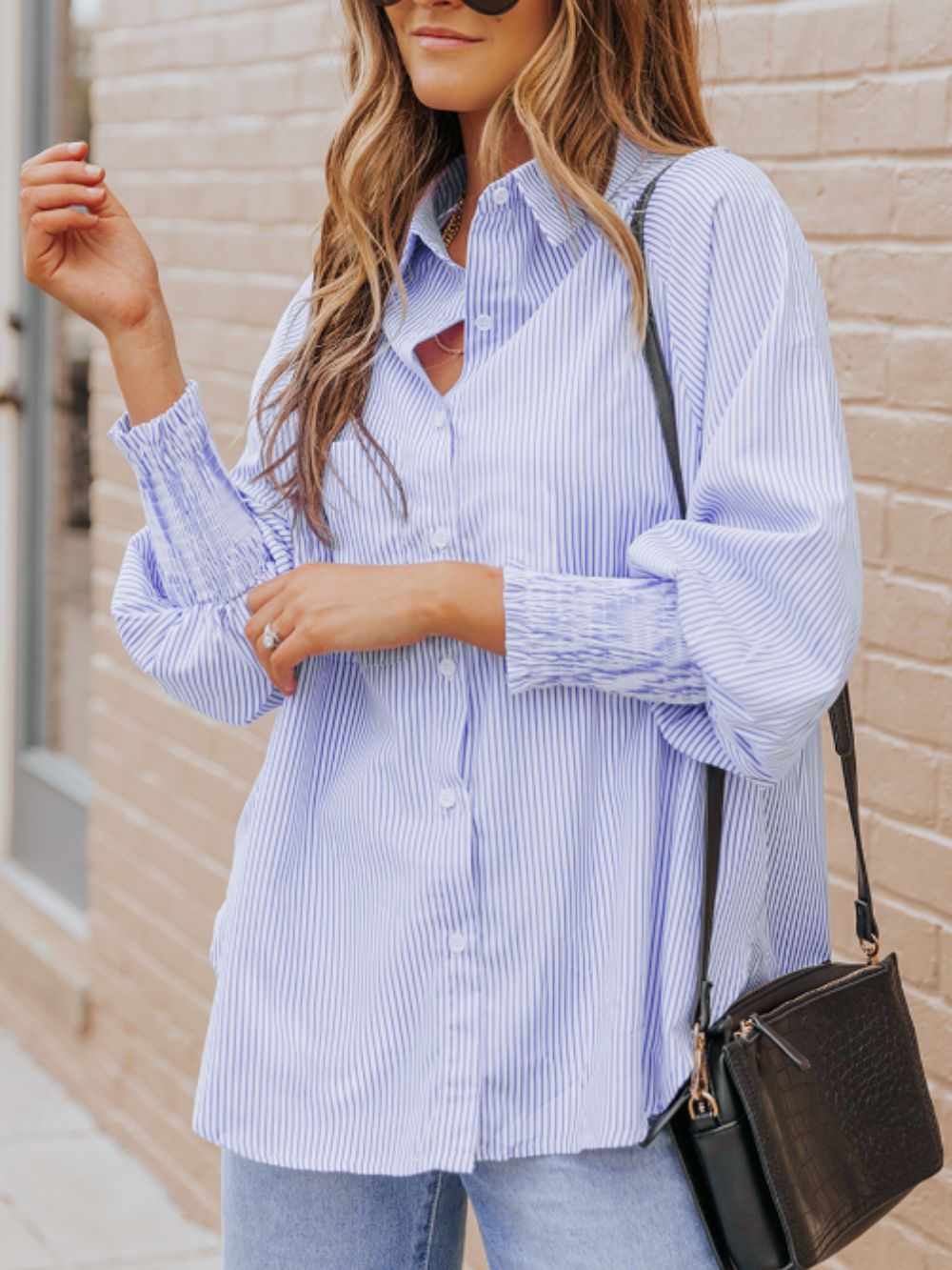 Camisa de rayas con cuello alto y mangas farol