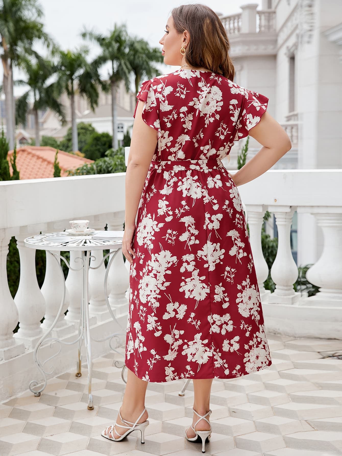 Vestido midi con escote cruzado y lazo en la cintura con estampado floral en talla grande de Honey