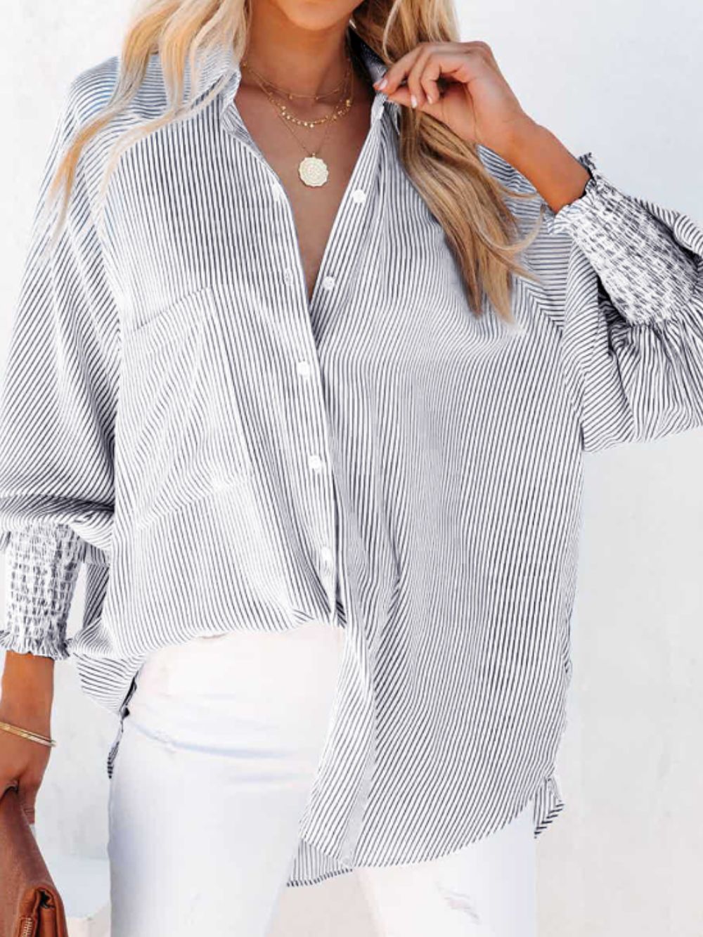 Camisa de rayas con cuello alto y mangas farol