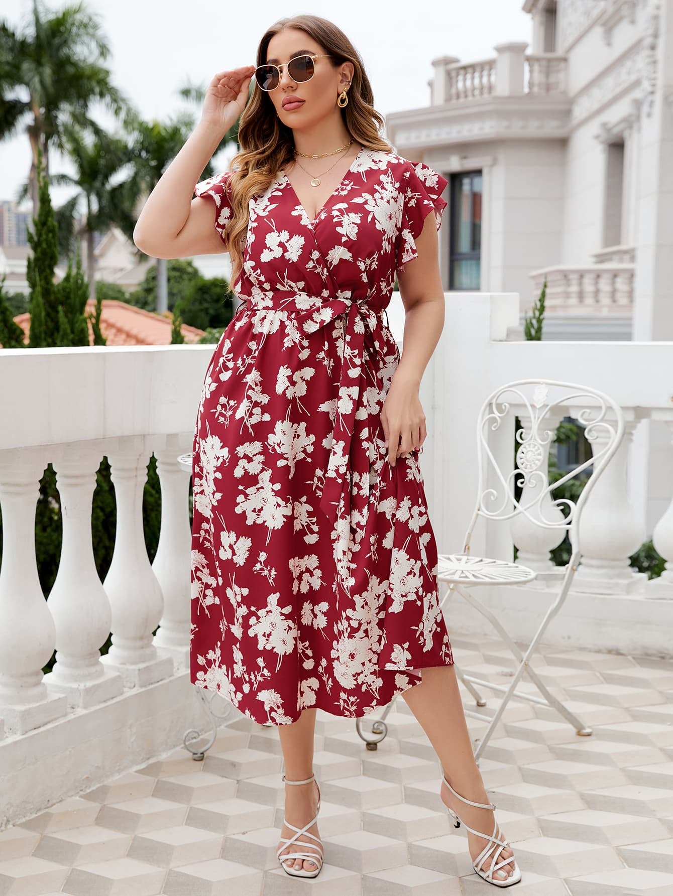 Vestido midi con escote cruzado y lazo en la cintura con estampado floral en talla grande de Honey