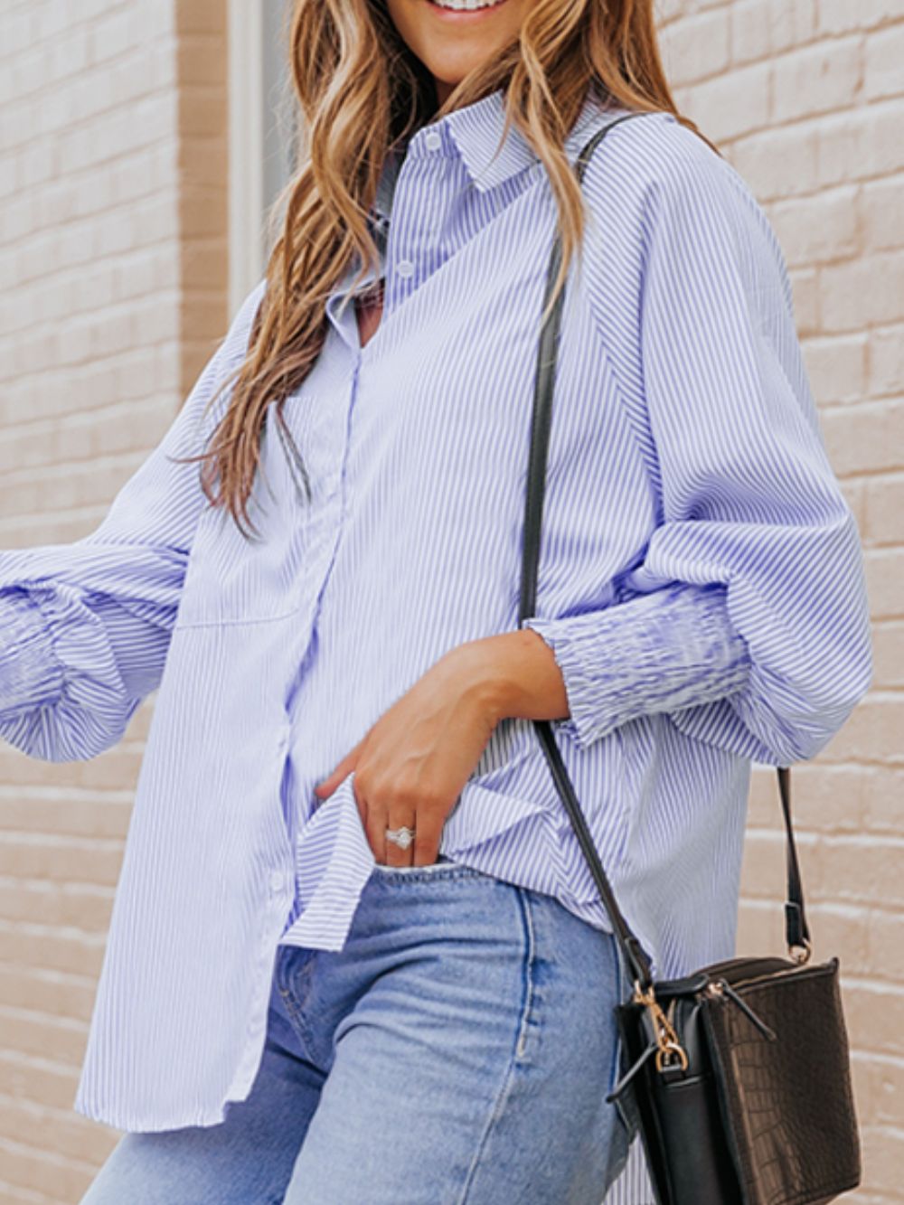 Camisa de rayas con cuello alto y mangas farol