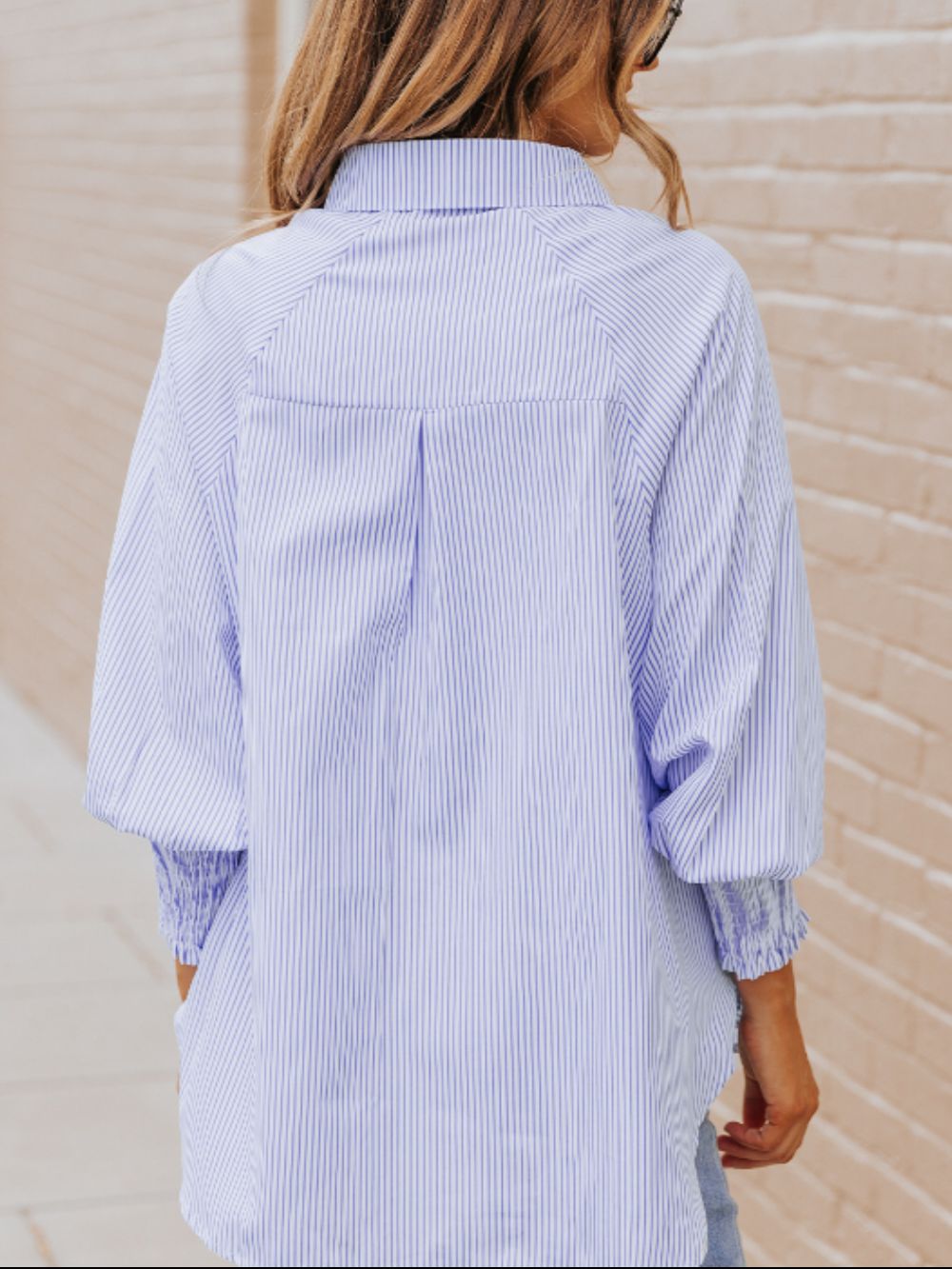 Camisa de rayas con cuello alto y mangas farol