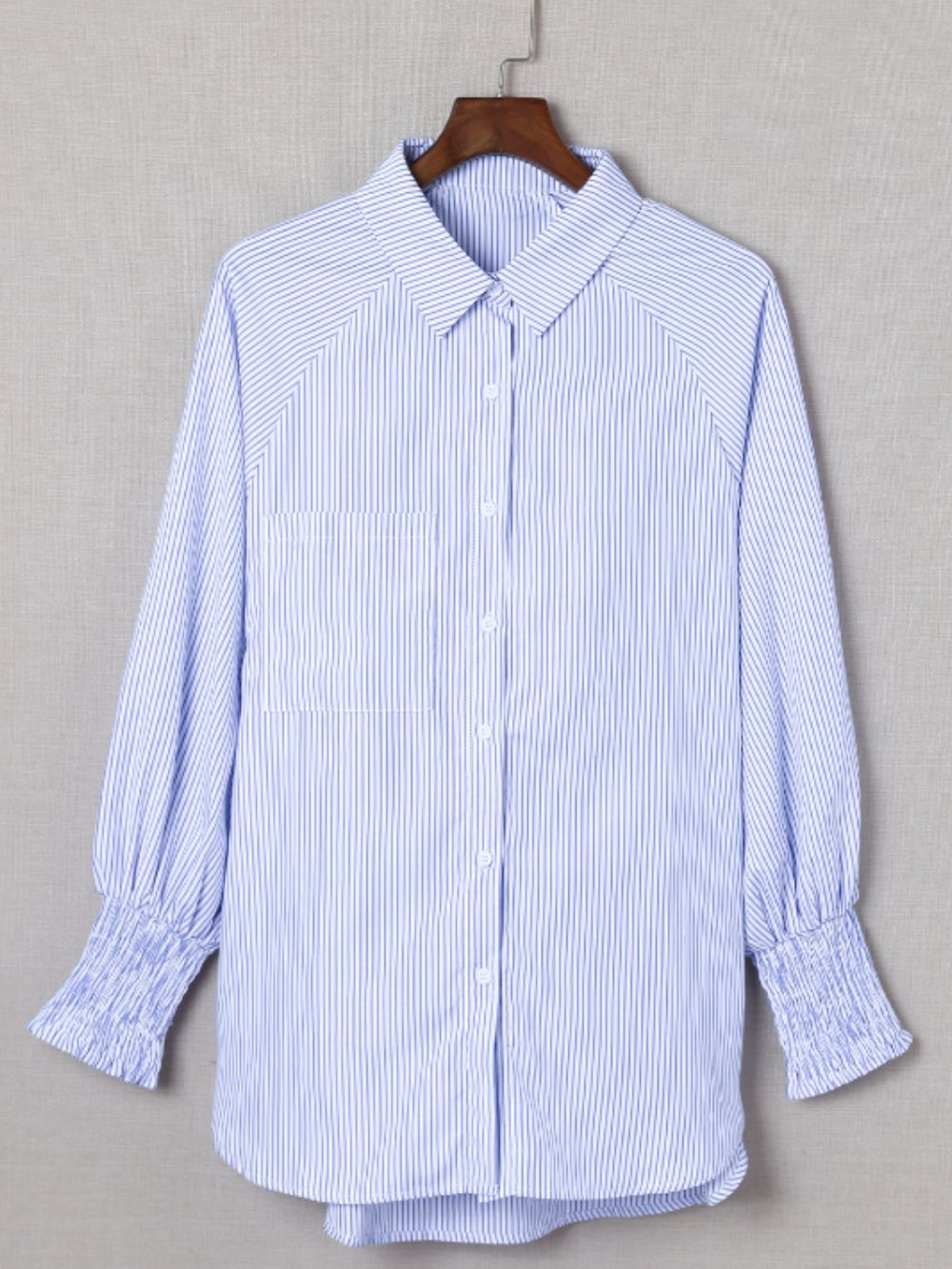 Camisa de rayas con cuello alto y mangas farol